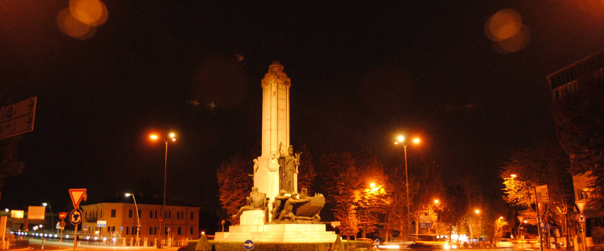 Monumento ai pontieri in notturna foto di Phabius
